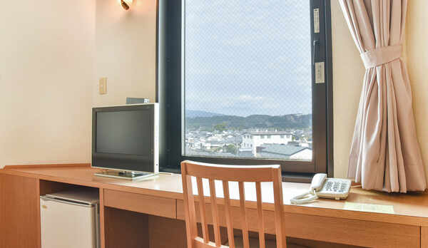 *【別館ツイン】22平米のお部屋です。デスクもあるのでビジネスにも。窓からは街が見渡せます！