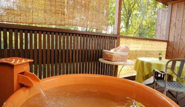 露天風呂付き客室の露天風呂、お好きなときに、お好きなだけ、露天風呂を満喫してください。