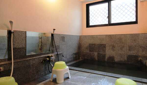 熊の手洗い湯源泉を引いている当館の内湯