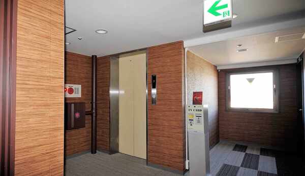 エレベーター前