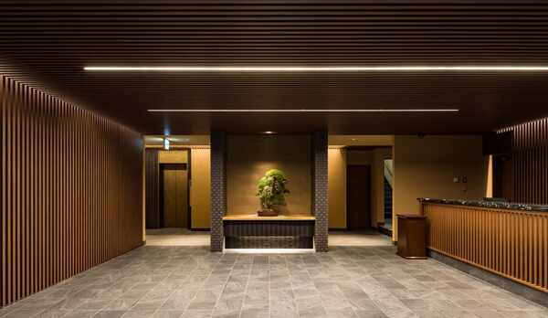 格子で囲まれたエントランス