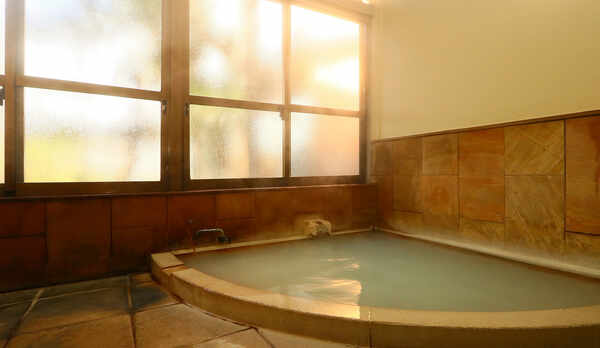 風呂◆大涌谷のにごり湯硫黄温泉は疲労回復や美肌づくりに効果的で保温効果も抜群です。