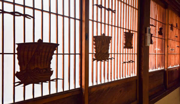 *【和室6畳】外の光で飾り障子がより美しく映ります。