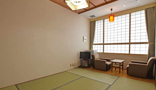 【和室6畳】畳の香に癒される客室。のんびりくつろいでいただけます。