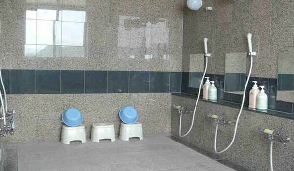 男女別の浴場、シャンプー、リンス、ボディーソープ、スキンケア用品など各種ご用意しております。