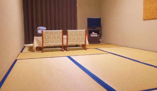 ＜和室9畳一例＞4名様まで利用OK。お部屋からは四万十川が見渡せます♪