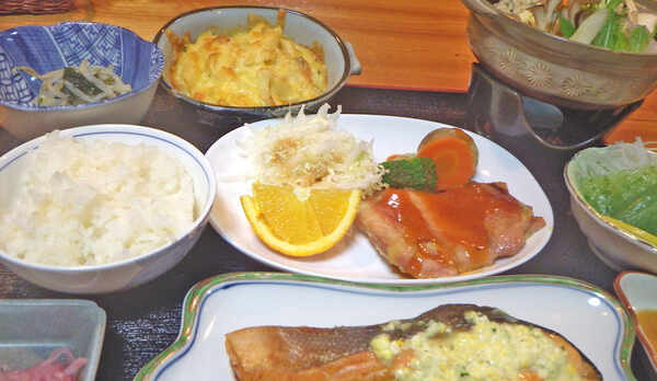 *【夕食一例】おばあちゃんが真心込めてご用意する、手作りのあったか田舎料理。