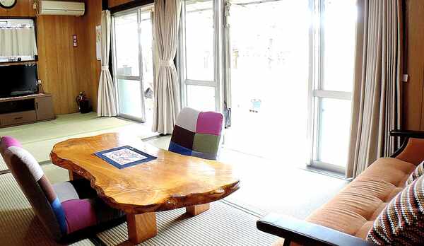 *和室（居間）／二間続きでオシャレなソファーもございます