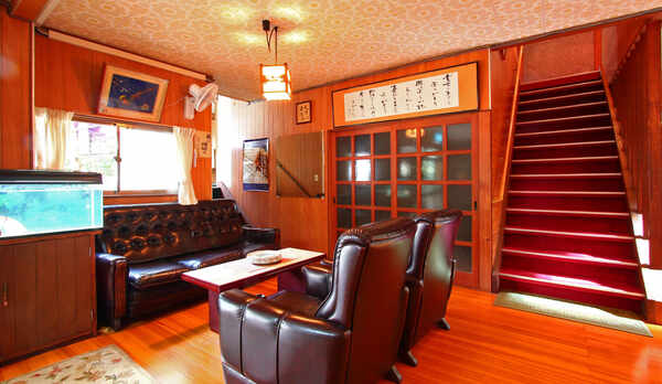 【玄関広間】昭和の建物ですので設備は少し古いですが、館内の清掃・清潔を保つよう努めております。