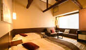 【湯畑ビュー客室】お部屋から草津温泉の名所&ldquo;湯畑&rdquo;を望むツインルーム。室内でのインターネット可。