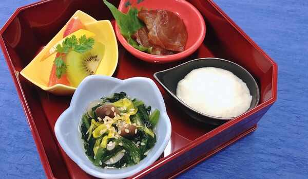 朝食イメージ−鮮魚漬け、とろろ芋など