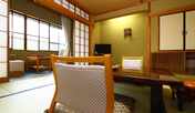 【客室】全て10畳の和室です。脚をのばしてゆっくりと。