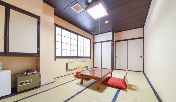 *和室8〜10畳（客室一例）/畳の香りがほのかに薫るお部屋で団欒のひと時をお過ごし下さい。