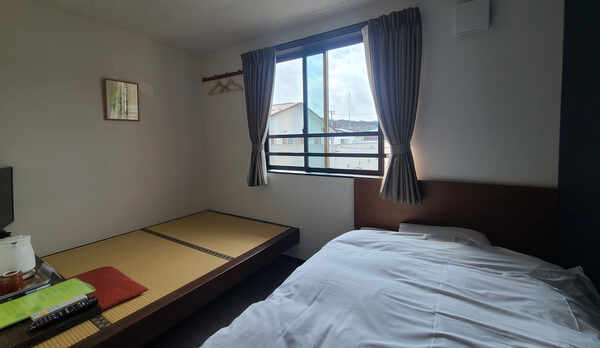 #【小上がりシングル】お休みはベッドで、畳の小上がりでのんびり寛ぐ