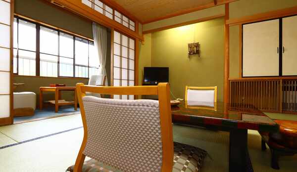 【客室】全て10畳の和室です。脚をのばしてゆっくりと。