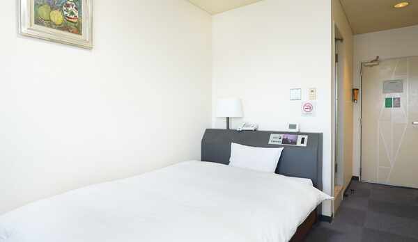 【シングル】ベッドは120㎝のセミダブル。出張の方も観光の方も、リラックスしていただけます。