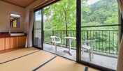 客室：和室10畳／大きな窓で開放感があります