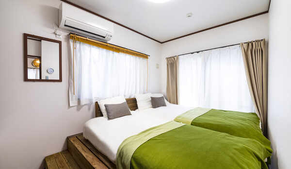 ・【寝室】大きな小上がりのベッドにベッドマッドを設置。広々と寛げます