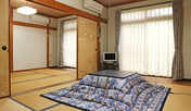 *【客室一例】和室12畳。広々とした客室でご家族や友人とお過ごしください。
