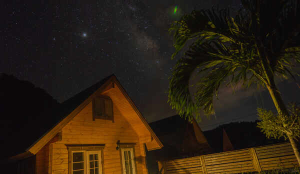 ログハウスと天の川
