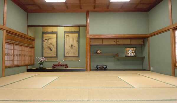 庄屋（越中屋旅館の純和風広間）