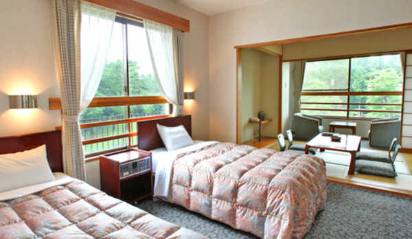 【和＋洋（ツイン）室・2間】約23平米 阿蘇山や日本庭園一望