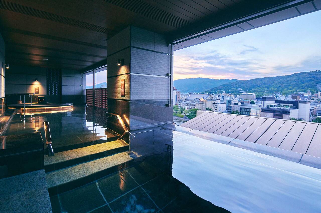 東山の美しい景色を眺めながら極上のリラックスタイムを