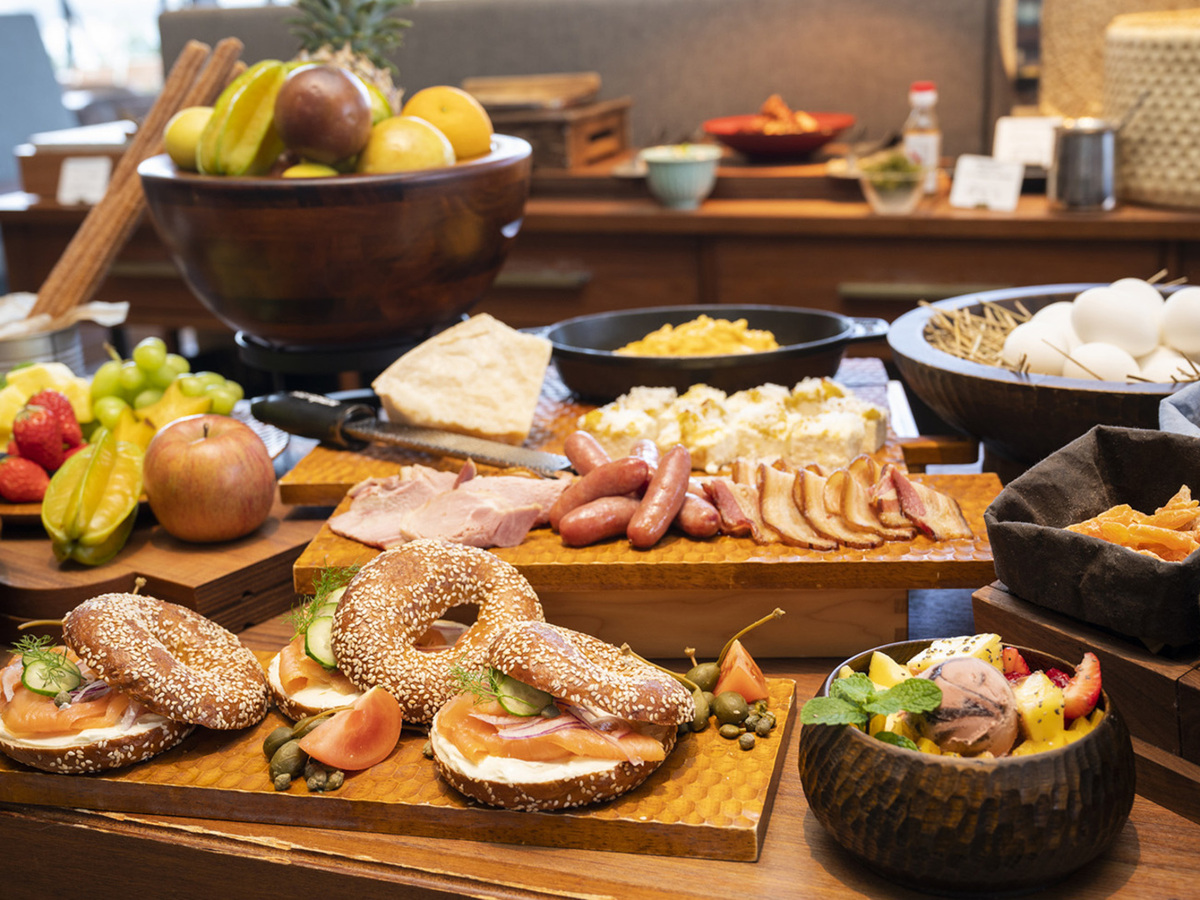 オーシャンビューのレストランで朝食を楽しむ　ビュッフェ朝食付