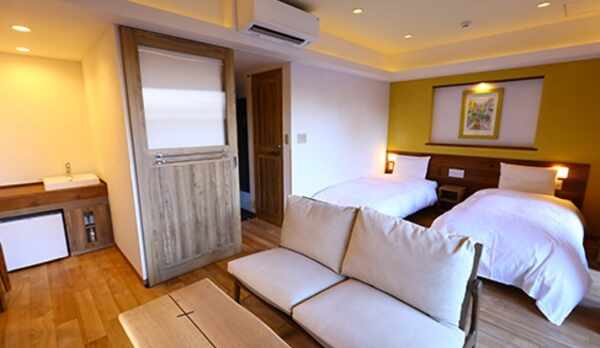 デザイナーズツインルーム“300”（THREE HUNDRED）