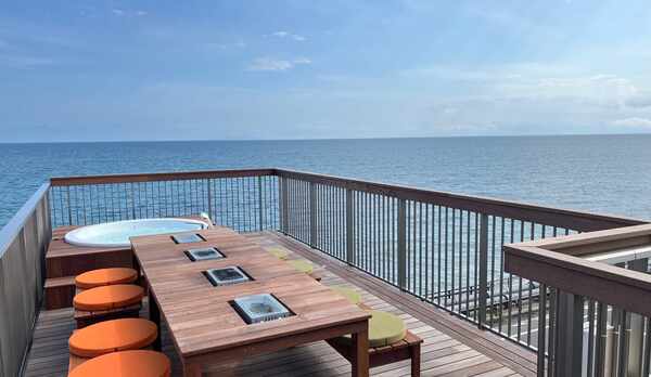 バーベキューテーブル ガスロースター4台。 それぞれお好きな食材をお料理して頂けます。