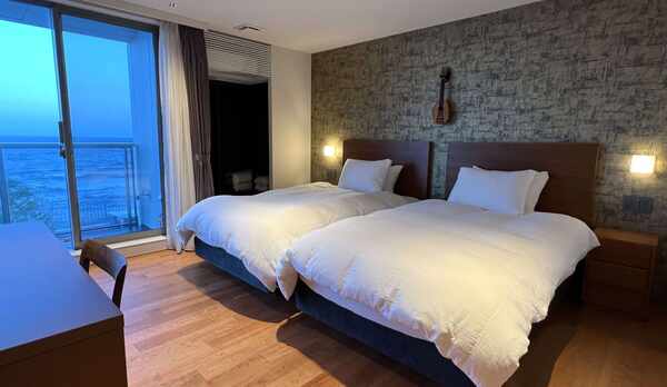 ベッドルーム「ざとう」ゴールデンアワーの水平線が金色に輝くイメージ 日本ベッド セミダブルロング×２