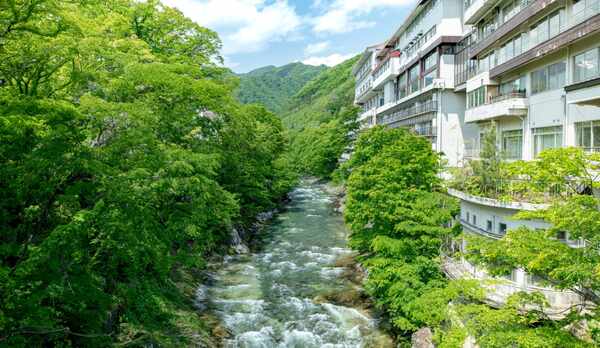 【外観】当館のすぐ横を利根川が流れます。自然に浸る滞在をお楽しみください。